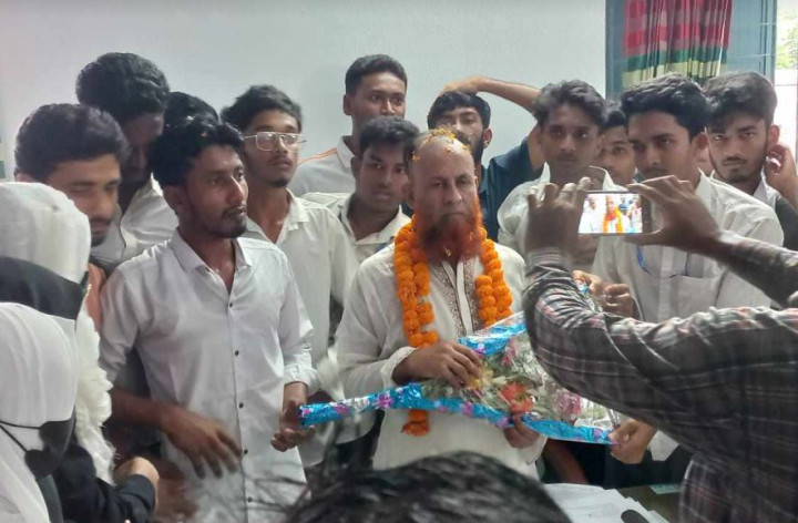 সালথার সেই অধ্যক্ষকে ফুলের মালা দিয়ে কলেজে নিয়ে আসল শিক্ষার্থীরা