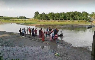 বাঁশের সাকো নির্মাণে ইউপি চেয়ারম্যানের গাফিলতি, চরম দুর্ভোগে জনসাধারণ  
