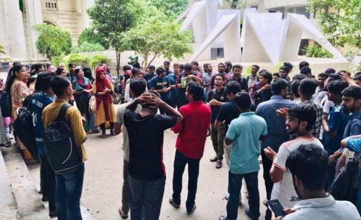 জবিতে বাংলা বিভাগ চেয়ারম্যানের পদত্যাগ ও স্থায়ী বহিষ্কারের দাবিতে বিক্ষোভ 