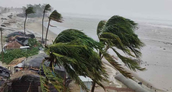দেশের ১৮ অঞ্চলে ঝড়-বৃষ্টি, হুঁশিয়ারি সংকেত