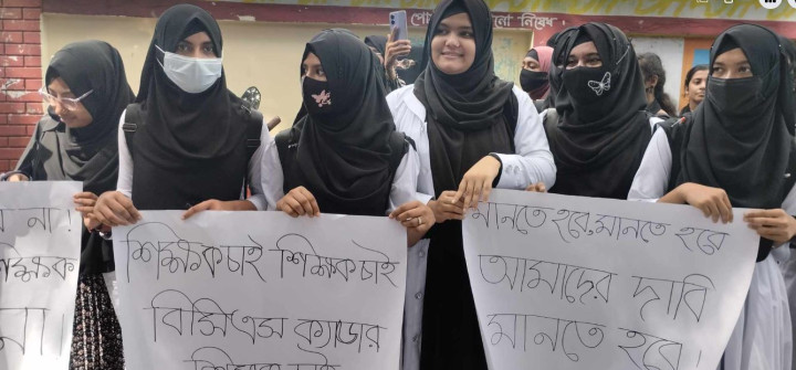 ভাঙ্গায় সরকারি কেএম কলেজের শিক্ষকদের বিরুদ্ধে শিক্ষার্থীদের বিক্ষোভ