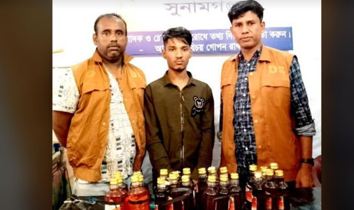 বিশ্বম্ভরপুরে ডিবি পুলিশের অভিযানে ভারতীয় মদসহ আটক ১