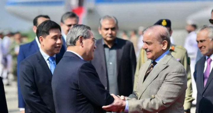 ১১ বছর পর পাকিস্তানের মাটিতে চীনের প্রধানমন্ত্রী