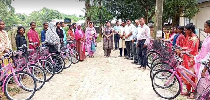 বিরামপুরে ক্ষুদ্র নৃ-গোষ্ঠী শিক্ষার্থীদের বাইসাইকেল ও শিক্ষাবৃত্তি প্রদান