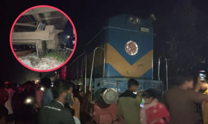 সিরাজগঞ্জে ট্রেন লাইনচ্যুত, দুর্ভোগে ৭০০ যাত্রী