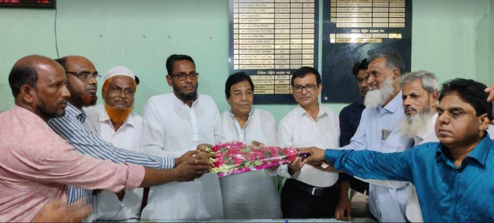 সদরপুর মহিলা কলেজের নবনির্বাচিত সভাপতি বদরুত জামানকে ফুলেল সংবর্ধনা 