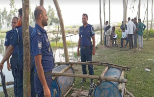 অবৈধভাবে বালু উত্তোলনের পাইপ ও মেশিন গুঁড়িয়ে দিল প্রশাসন