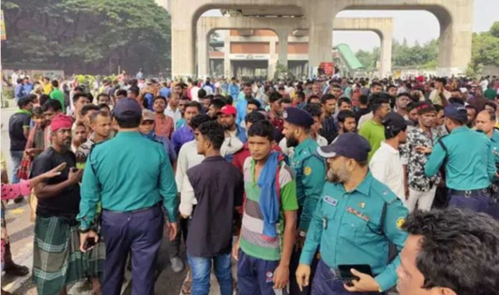 ব্যাটারিচালিত রিকশাচালকদের আগারগাঁও মোড় অবরোধ, যানজট