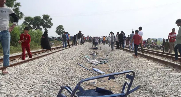 কুমিল্লায় ট্রেনের সঙ্গে ব্যাটারিচালিত অটোরিকশার সংঘর্ষ, নিহত বেড়ে ৬ 