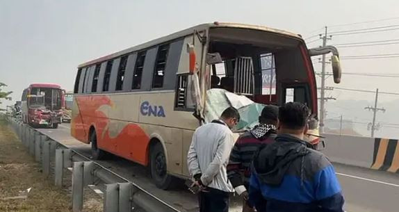 ঢাকা-মাওয়া এক্সপ্রেসওয়েতে ১০ গাড়িটি দুর্ঘটনার কবলে, নিহত ১, আহত ১৫