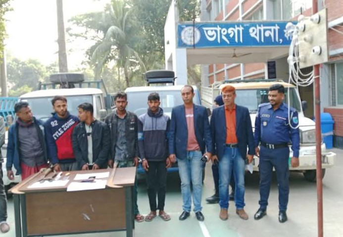 ভাঙ্গায় ৭ ডাকাত গ্রেপ্তারসহ চারটি ট্রাক  উদ্ধার 