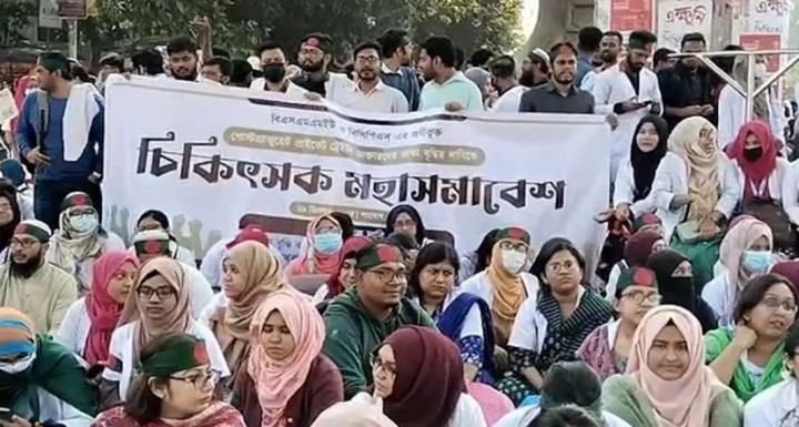সিদ্ধান্ত মেনে আন্দোলন প্রত্যাহার করলেন ট্রেইনি চিকিৎসকরা
