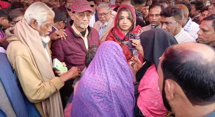 শীতার্তদের মাঝে শীতবস্ত্র বিতরণ করলেন শামা ওবায়েদ