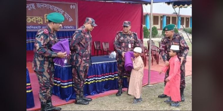 লালমনিরহাটে দুস্থ অসহায় ও এতিম শীতার্তের মাঝে বিজিবির শীতবস্ত্র বিতরণ
