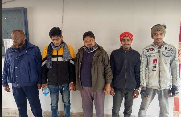 সদরপুরে অবৈধভাবে বালু উত্তোলনের দায়ে গ্রেপ্তার ৩
