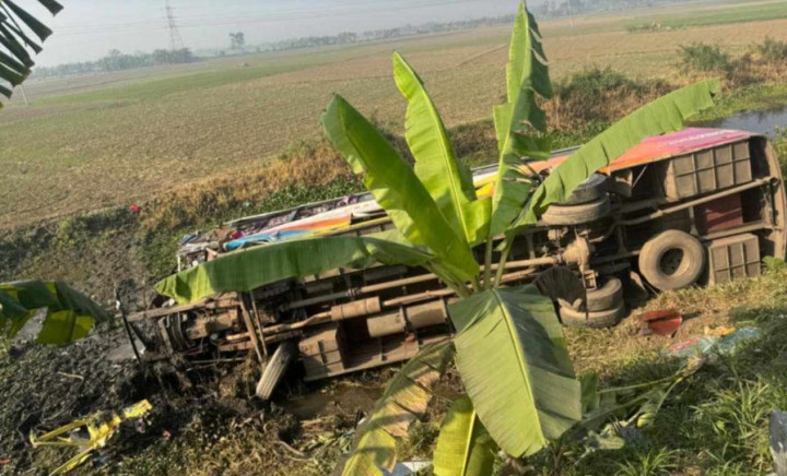 নগরকান্দায় ট্রাক ও যাত্রীবাহী বাসের মুখোমুখি সংঘর্ষে নিহত ২ 
