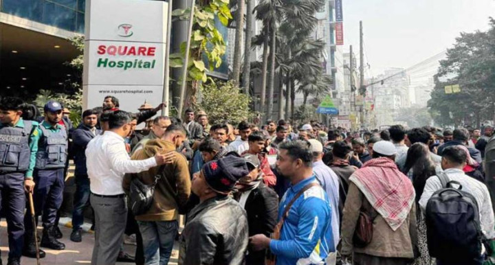 টিকা না পেয়ে পান্থপথে প্রবাসীদের সড়ক অবরোধ