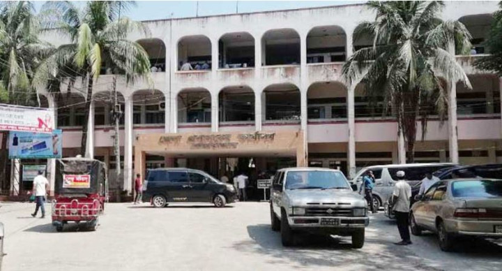 সাবেক ডিসি, জজসহ ৫ জনের বিরুদ্ধে গ্রেপ্তারি পরোয়ানা