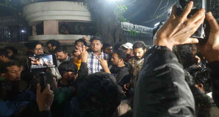 ব্যারিকেড ভেঙে যমুনার সামনে অবস্থান নিয়েছেন জুলাইয়ের আহতরা