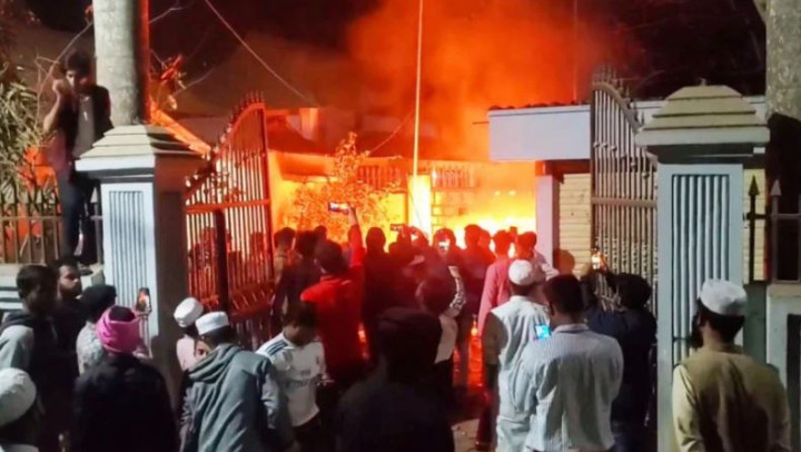 সাবেক রাষ্ট্রপতি আবদুল হামিদের বাড়ি ভাঙচুর-অগ্নিসংযোগ