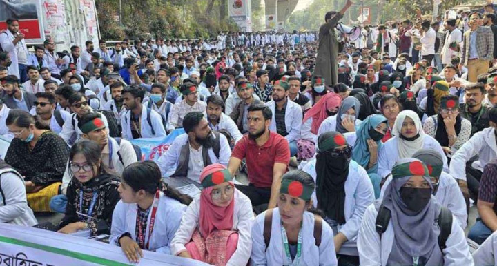 ৪ দফা দাবিতে ম্যাটস শিক্ষার্থীদের শাহবাগে অবস্থান