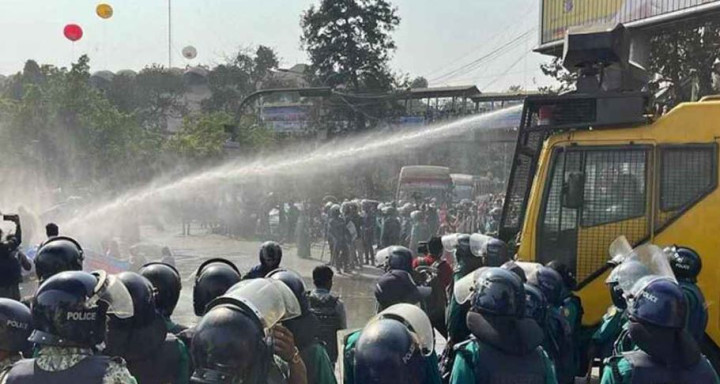 লাঠিচার্জ, জলকামান ও সাউন্ড গ্রেনেডে ছত্রভঙ্গ আন্দোলনরত শিক্ষকরা 