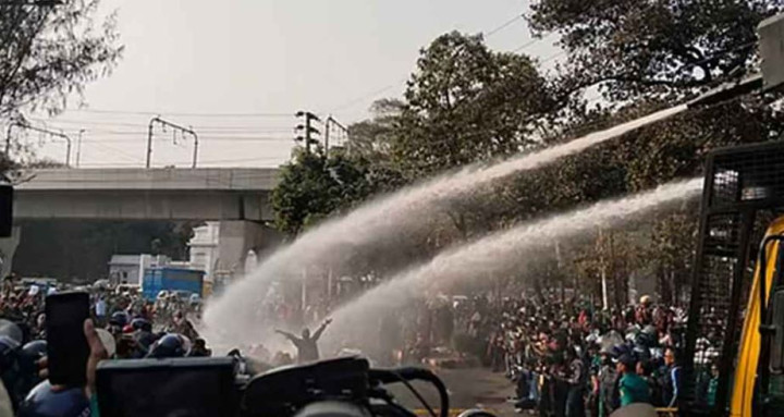 সচিবালয়ের সামনে জলকামান নিক্ষেপের পরও অনড় অবস্থানে শিক্ষকরা