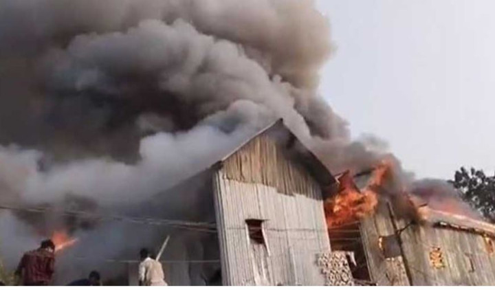 কড়াইল বস্তি : আগুনে নিঃস্ব শতাধিক পরিবার