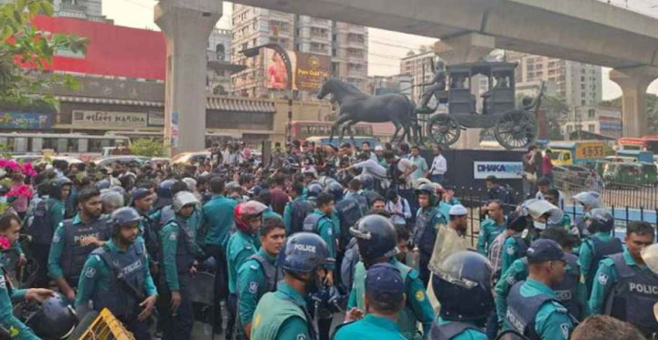 ইন্টারকন্টিনেন্টালের সামনে ধর্ষণবিরোধী বিক্ষোভকারীদের লাঠিচার্জ