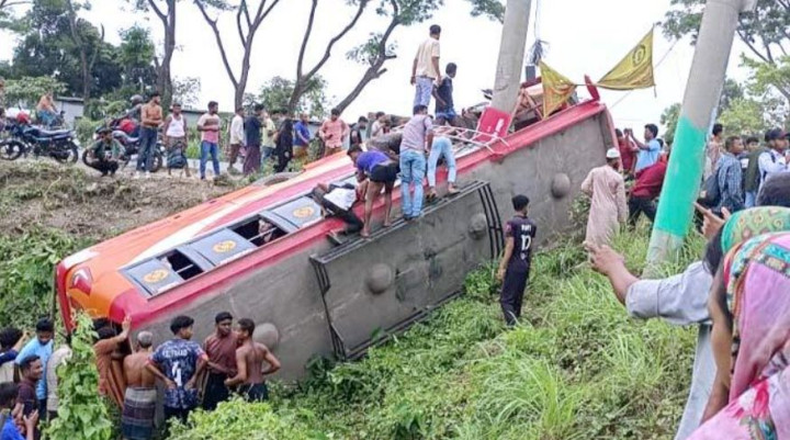 ফরিদপুরে নিয়ন্ত্রণ হারিয়ে বাস খাদে পড়ে ৫ জন নিহত 