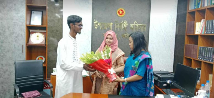 সদরপুরে প্যারাগ্লাইডার বানানো মারুফকে সংবর্ধনা দিলেন ইউএনও 