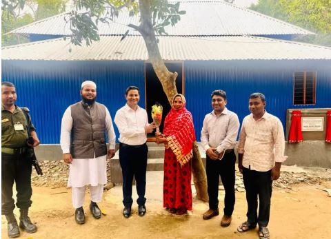 আলফাডাঙ্গায় আগুনে পুড়ে সর্বস্বান্ত বিধবা নারী পেল নতুন ঘর  