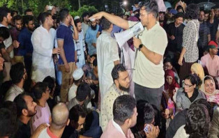 যমুনার সামনে এনসিপির অবস্থান, অতিরিক্ত ফোর্স মোতায়েন