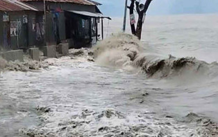 নোয়াখালীতে বৃষ্টি ও জোয়ারের পানিতে দুর্ভোগ