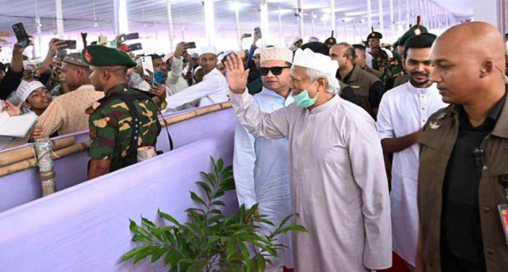 নামাজ শেষে দেশের মঙ্গলে দোয়া চাইলেন প্রধান উপদেষ্টা