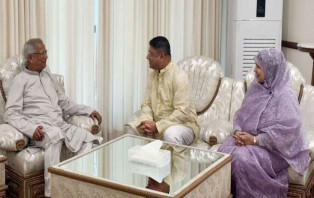 প্রধান উপদেষ্টার সঙ্গে সস্ত্রীক সাক্ষাৎ করেছেন সেনাপ্রধান