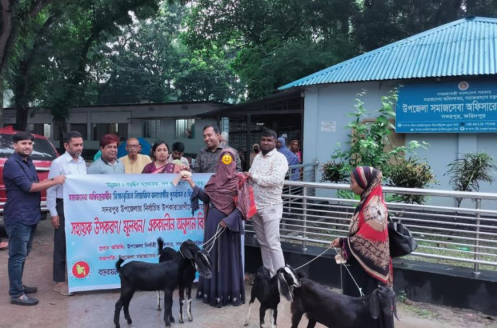 সদরপুরে ভিক্ষাবৃত্তি জনগোষ্ঠীর মাঝে ছাগল বিতরণ