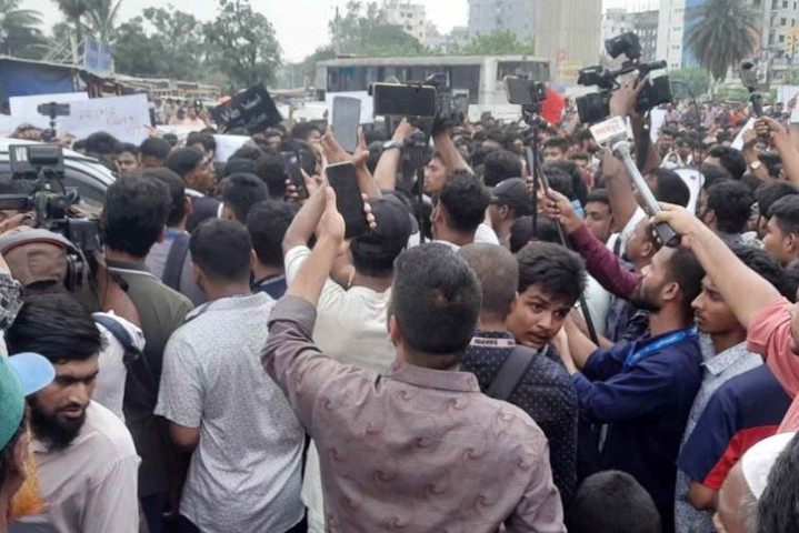 ৬ দফা দাবিতে মাইলস্টোনের শিক্ষার্থীদের বিক্ষোভ
