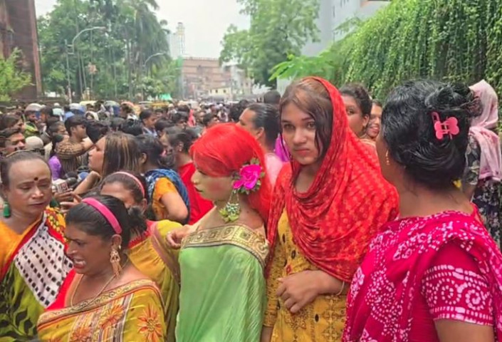 রক্ত দিতে ছুটে আসেন তৃতীয় লিঙ্গের মানুষেরা