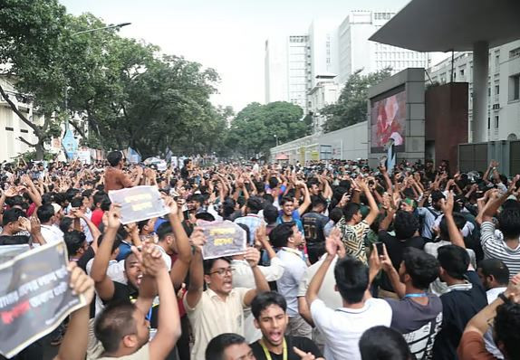 শিক্ষা উপদেষ্টা ও সচিবের পদত্যাগ দাবিতে সচিবালয়ের সামনে শিক্ষার্থীদের বিক্ষোভ