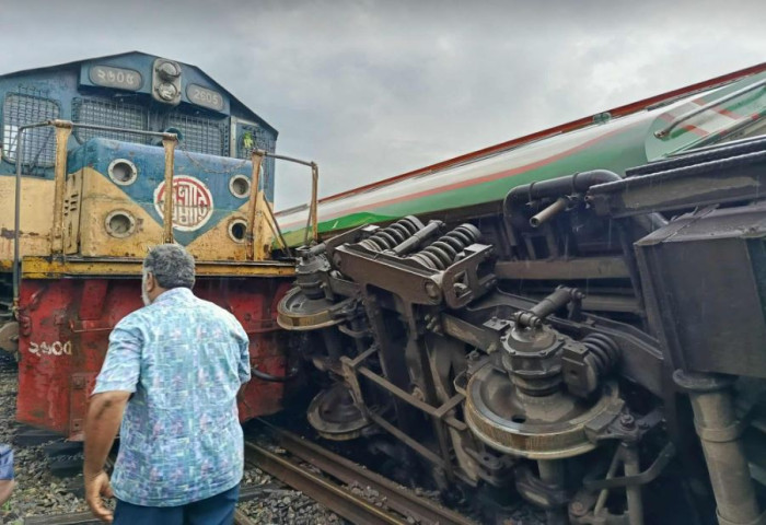 লালমনিরহাটে দুই ট্রেনের  মুখোমুখি সংঘর্ষ