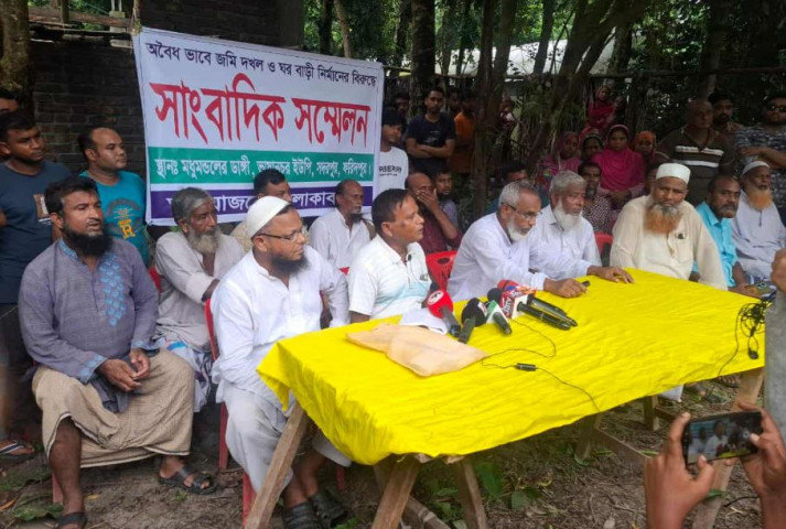 সদরপুরে অবৈধভাবে জমি দখল ও ঘরবাড়ি নির্মাণের অভিযোগে সংবাদ সম্মেলন 