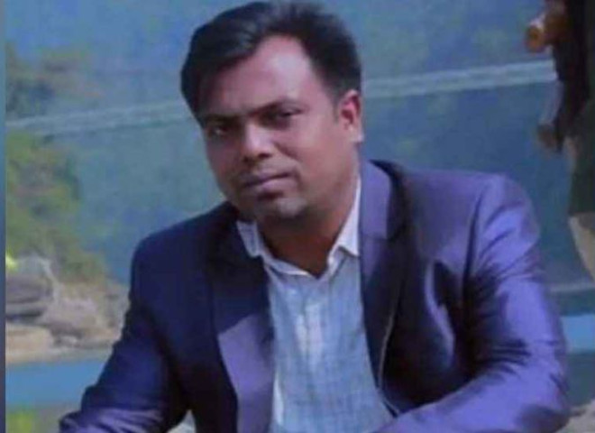 প্রকাশ্যে অস্ত্র নিয়ে ধাওয়া করে সাংবাদিককে কুপিয়ে হত্যা