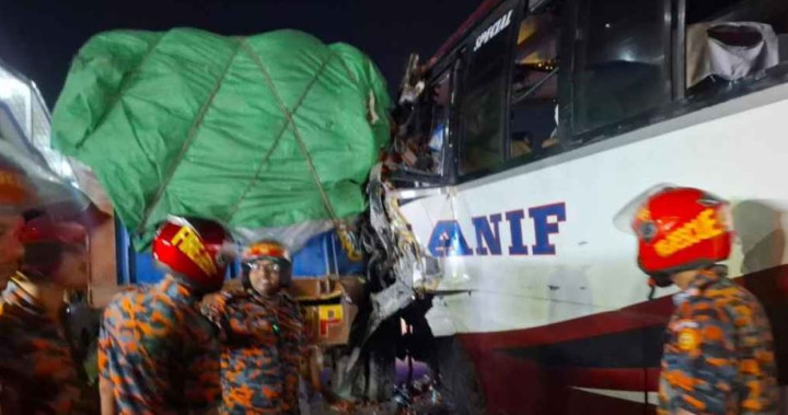 এক্সপ্রেসওয়েতে ট্রাকের পেছনে বাসের ধাক্কায় নিহত ১, আহত ৬