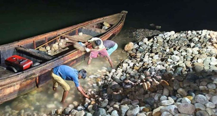 চুরি হওয়া সাদাপাথর আগের জায়গায় ফেলার নির্দেশ