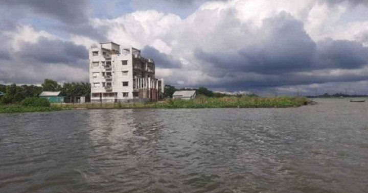 নৌপুলিশের টহল দলকে লক্ষ্য করে শতাধিক রাউন্ড গুলিবর্ষণ