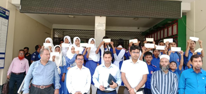 আলফাডাঙ্গায় ইউনাইটেড একাডেমীর ২০ শিক্ষার্থীকে আর্থিক অনুদান প্রদান