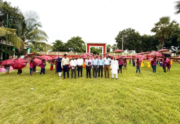 আলফাডাঙ্গায় শিক্ষার্থীদের মুখে হাসি ফোটালেন ইউএনও