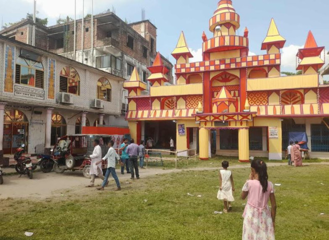 লালমনিরহাটে একই উঠানে মসজিদ ও মন্দির  