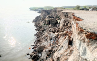 নদী ভাঙন আতঙ্কে পদ্মা পাড়ের দুই শতাধিক পরিবার